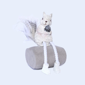 KAR-POLYR-CK516-J1149-lógó lábú mókus karácsonyi polyresin figura 4,5 x 6,5 x 8cm fehér/szürke